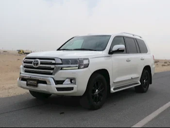 Toyota  Land Cruiser  GXR White Edition  2017  Automatic  109,000 Km  8 Cylinder  Four Wheel Drive (4WD)  SUV  White