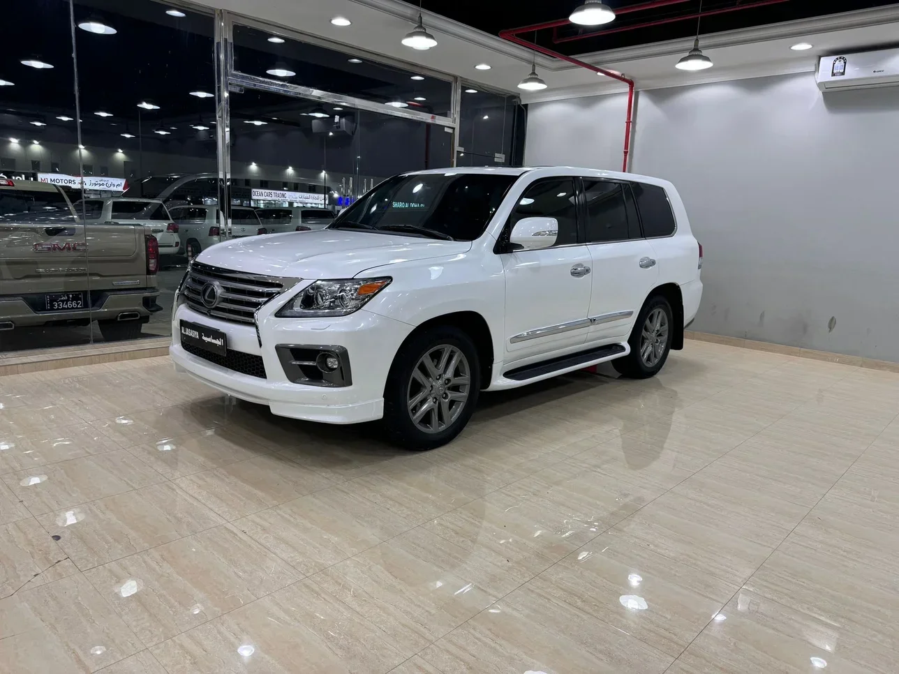 Lexus  LX  570 S  2015  Automatic  224,000 Km  8 Cylinder  Four Wheel Drive (4WD)  SUV  White