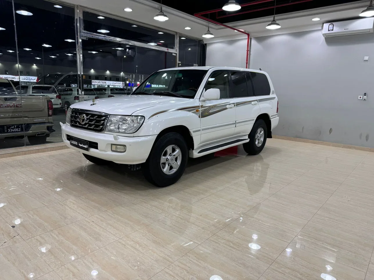 Toyota  Land Cruiser  VXR  2006  Automatic  580,000 Km  8 Cylinder  Four Wheel Drive (4WD)  SUV  White