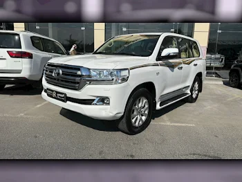 Toyota  Land Cruiser  VXR  2016  Automatic  300,000 Km  8 Cylinder  Four Wheel Drive (4WD)  SUV  White