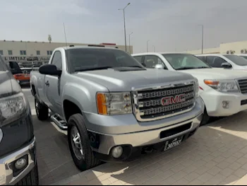 GMC  Sierra  SLE  2013  Automatic  178,000 Km  8 Cylinder  Four Wheel Drive (4WD)  Pick Up  Silver