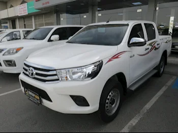 Toyota  Hilux  2025  Automatic  900 Km  4 Cylinder  Four Wheel Drive (4WD)  Pick Up  White  With Warranty