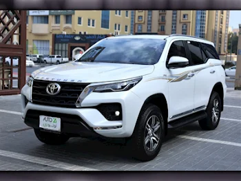 Toyota  Fortuner  SR5  2023  Automatic  49,300 Km  6 Cylinder  Four Wheel Drive (4WD)  SUV  White  With Warranty