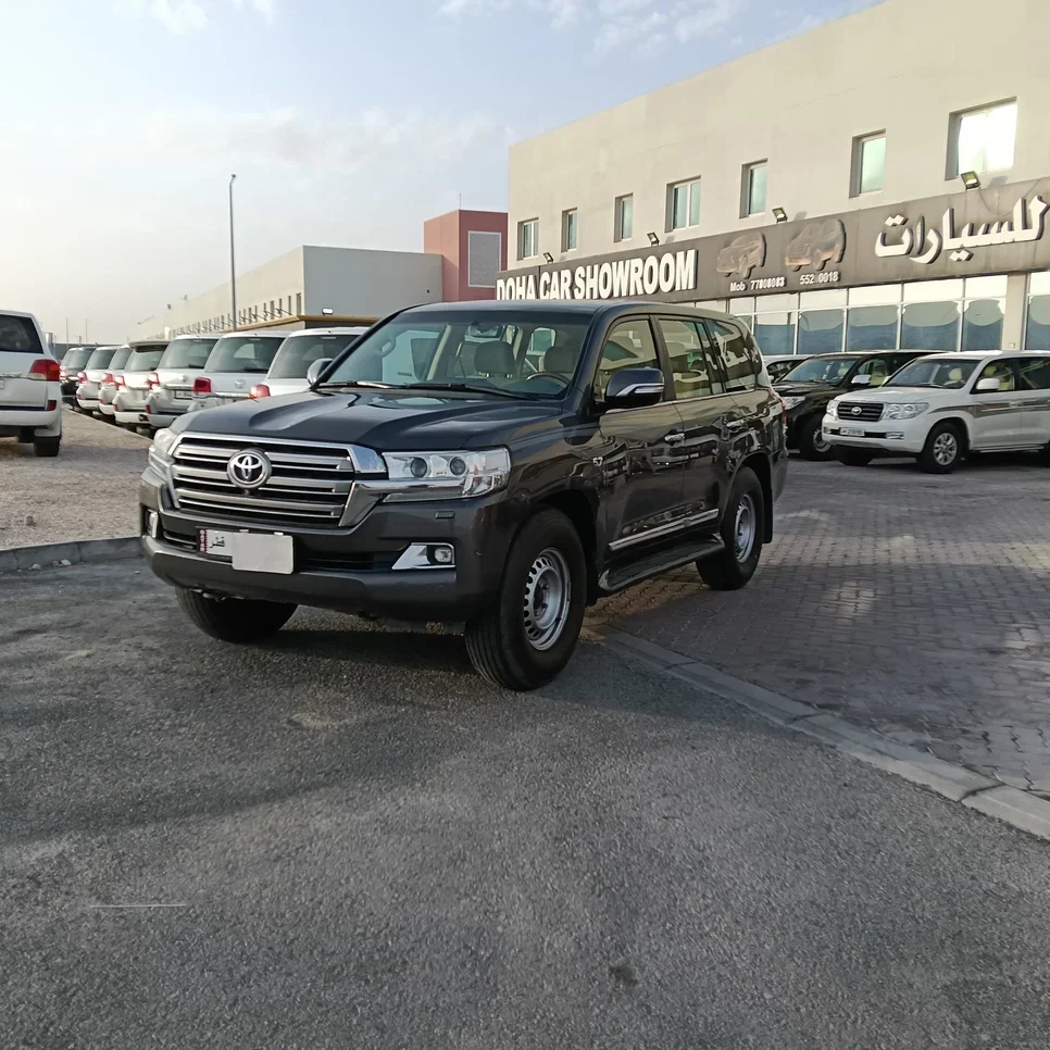 Toyota  Land Cruiser  VXR  2016  Automatic  190,000 Km  8 Cylinder  Four Wheel Drive (4WD)  SUV  Gray