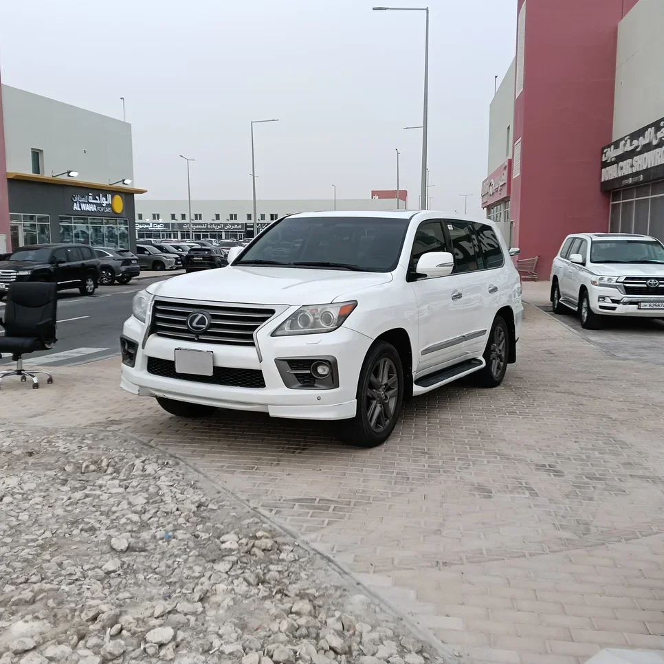 Lexus  LX  570  2015  Automatic  379,000 Km  8 Cylinder  Four Wheel Drive (4WD)  SUV  White