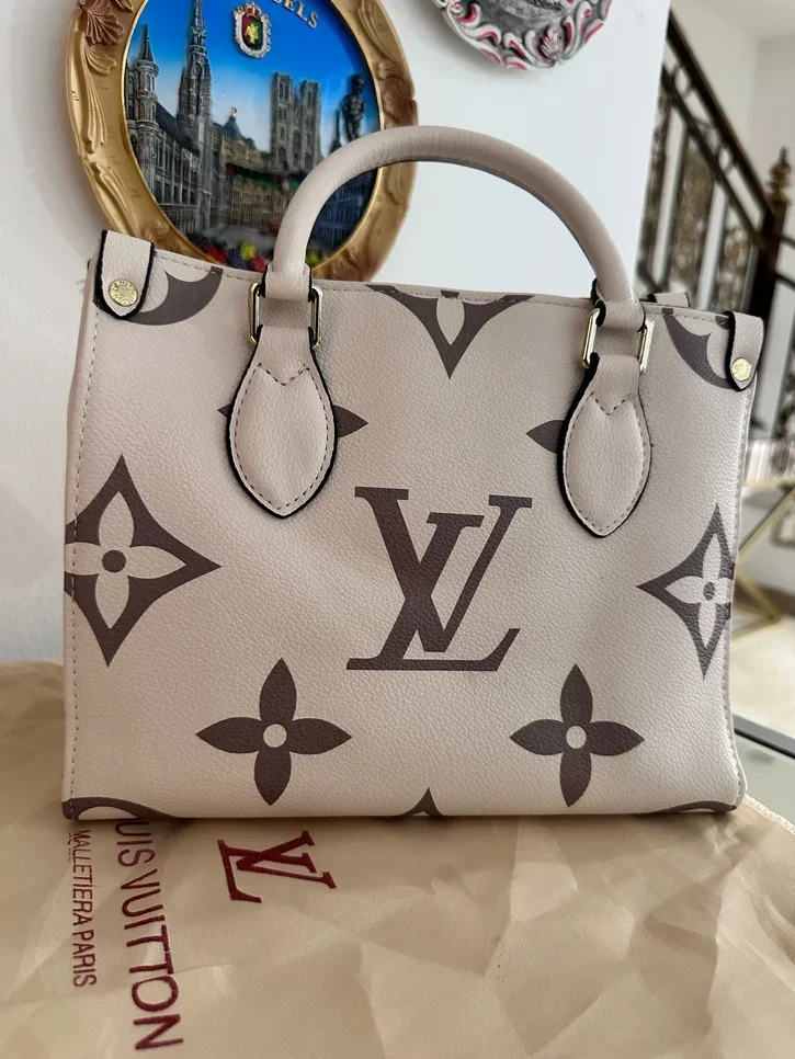 Tote Bag  - Louis Vuitton  - White  - Genuine Leather  - For Women