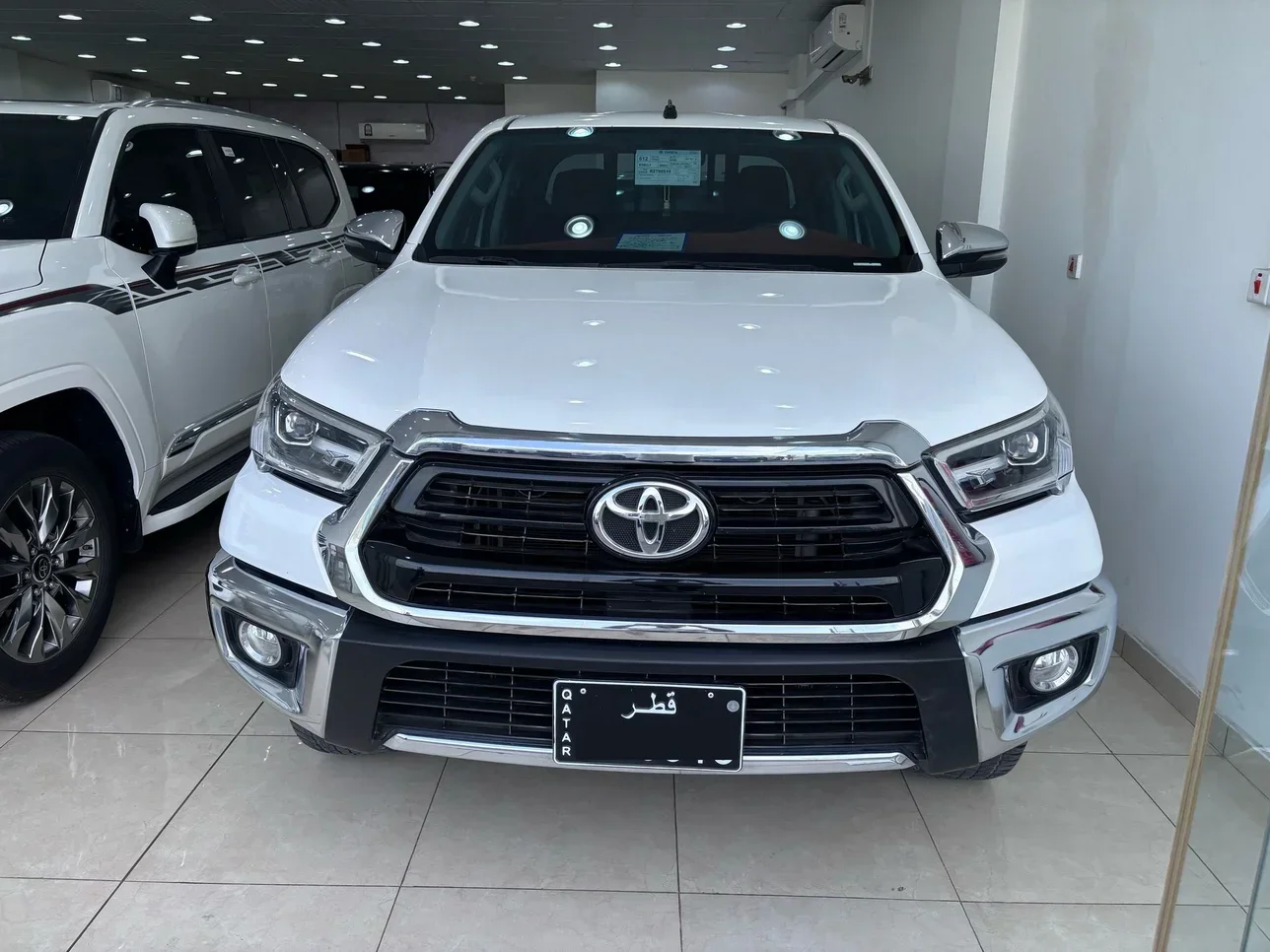 Toyota  Hilux  SR5  2024  Automatic  4,000 Km  4 Cylinder  Four Wheel Drive (4WD)  Pick Up  White  With Warranty