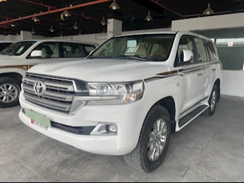  Toyota  Land Cruiser  VXR  2017  Automatic  234,000 Km  8 Cylinder  Four Wheel Drive (4WD)  SUV  White  With Warranty