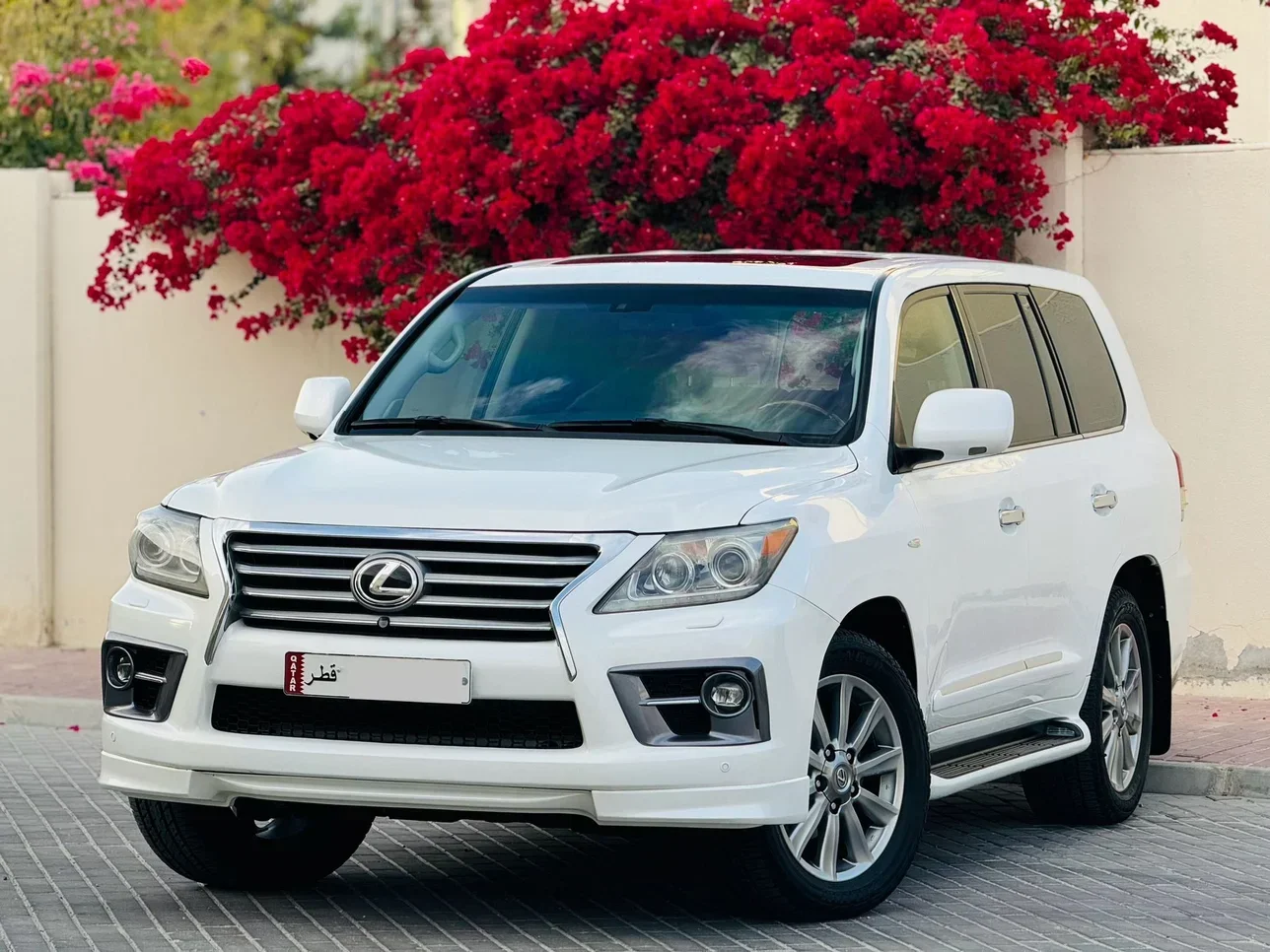 Lexus  LX  570  2011  Automatic  246,000 Km  8 Cylinder  Four Wheel Drive (4WD)  SUV  White