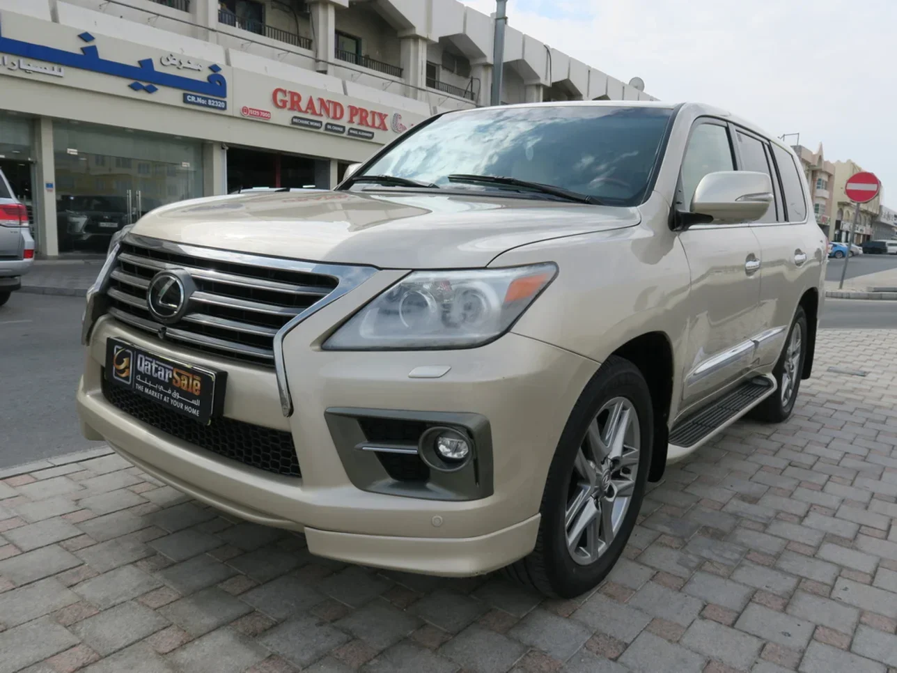 Lexus  LX  570  2014  Automatic  299,000 Km  8 Cylinder  Four Wheel Drive (4WD)  SUV  Gold