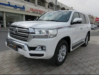 Toyota  Land Cruiser  GXR  2017  Automatic  389,000 Km  8 Cylinder  Four Wheel Drive (4WD)  SUV  White