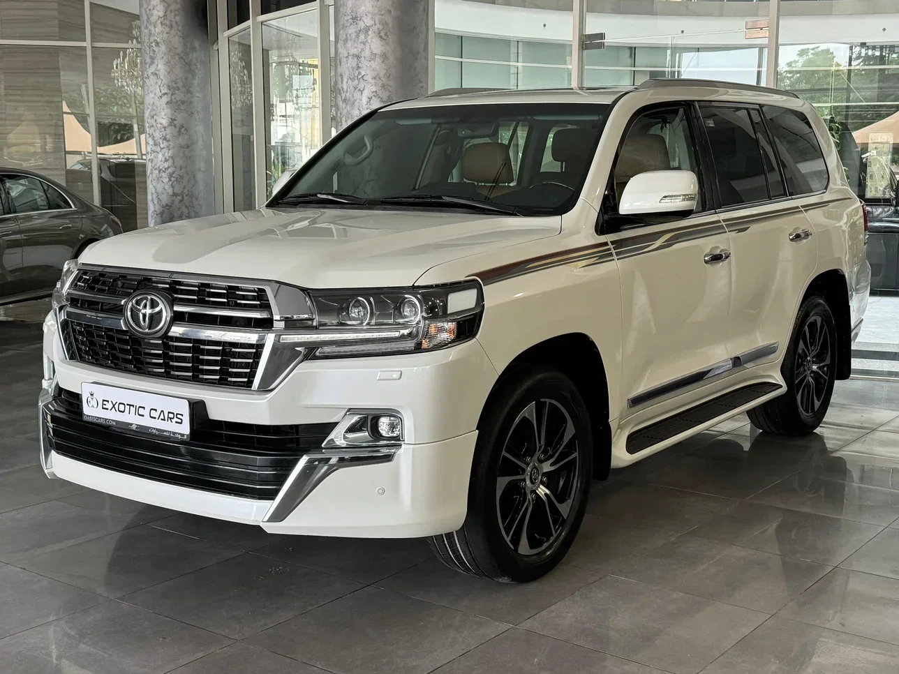 Toyota  Land Cruiser  GXR- Grand Touring  2021  Automatic  114,000 Km  8 Cylinder  Four Wheel Drive (4WD)  SUV  White