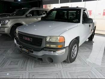 GMC  Sierra  SLE  2005  Manual  200,000 Km  8 Cylinder  Four Wheel Drive (4WD)  Pick Up  White