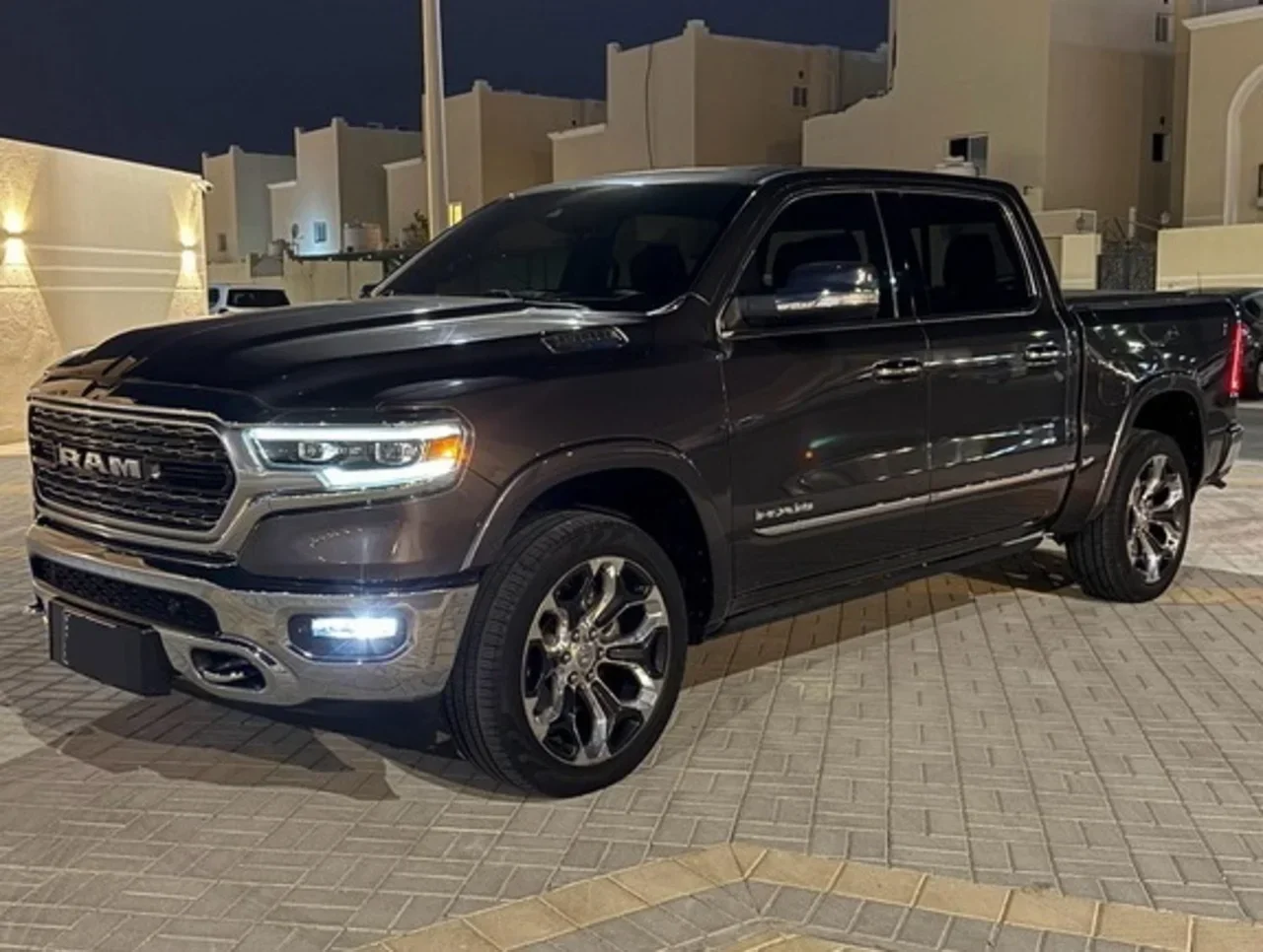 Dodge  Ram  Limited  2022  Automatic  63,000 Km  8 Cylinder  Four Wheel Drive (4WD)  Pick Up  Gray  With Warranty