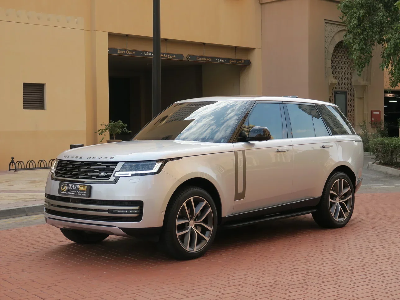 Land Rover  Range Rover  Vogue SE  2024  Automatic  3,200 Km  6 Cylinder  Four Wheel Drive (4WD)  SUV  Gray  With Warranty