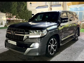 Toyota  Land Cruiser  VXR  2021  Automatic  170,000 Km  8 Cylinder  Four Wheel Drive (4WD)  SUV  Gray