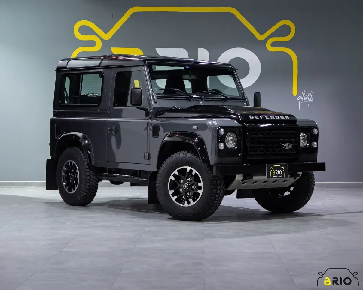 Land Rover  Defender  90  2016  Manual  33,000 Km  4 Cylinder  Four Wheel Drive (4WD)  SUV  Gray