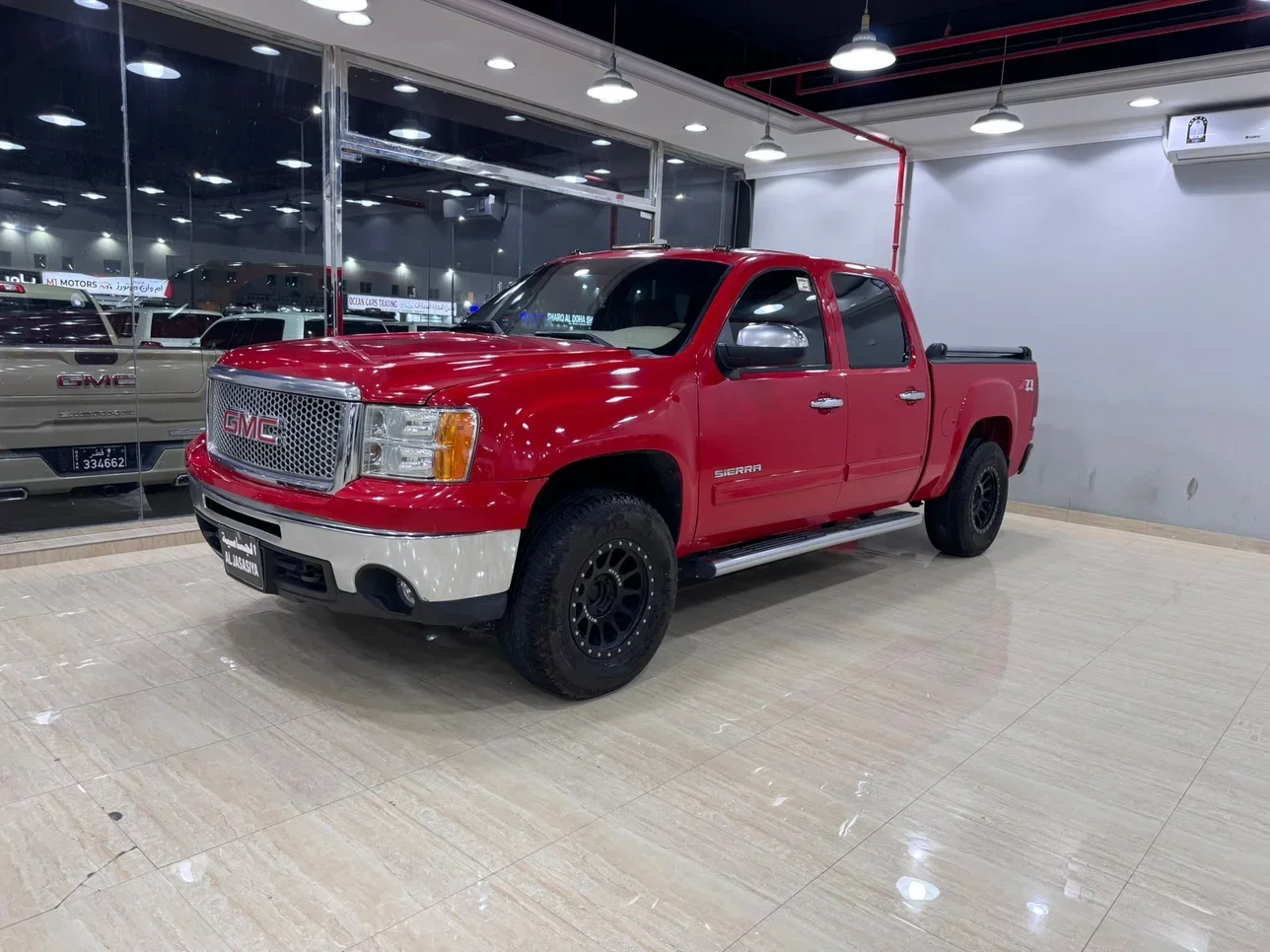 GMC  Sierra  SLE  2011  Automatic  379,000 Km  8 Cylinder  Four Wheel Drive (4WD)  Pick Up  Red