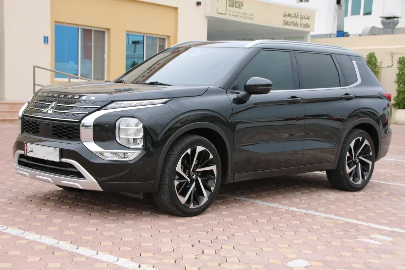 Mitsubishi  Outlander  Limited edition  2023  Automatic  80,000 Km  4 Cylinder  Four Wheel Drive (4WD)  SUV  Black  With Warranty