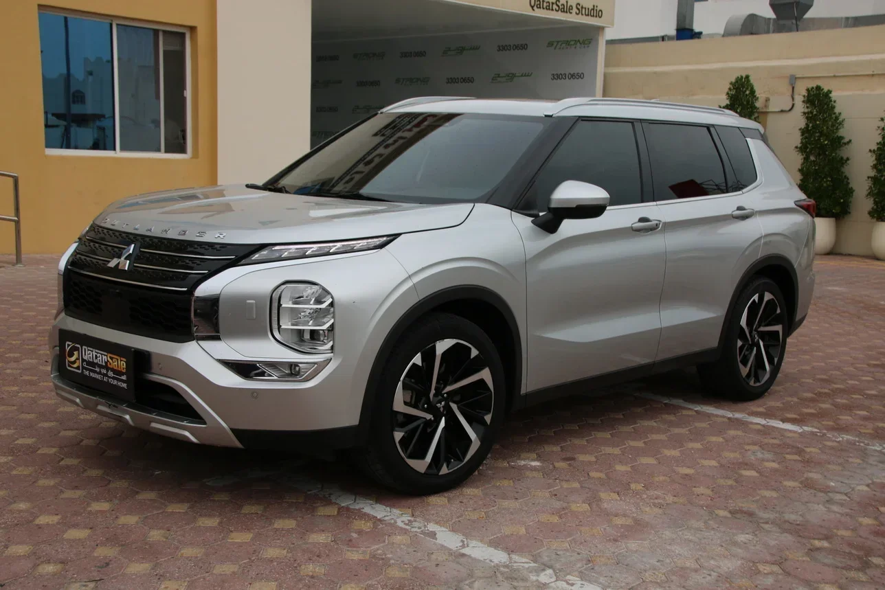 Mitsubishi  Outlander  Limited edition  2023  Automatic  76,000 Km  6 Cylinder  Four Wheel Drive (4WD)  SUV  Silver  With Warranty