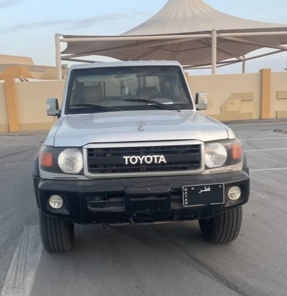 Toyota Land Cruiser LX 2012 Manual 300,000 Km 6 Cylinder Four Wheel Drive (4WD) Pick Up Blue and Silver
