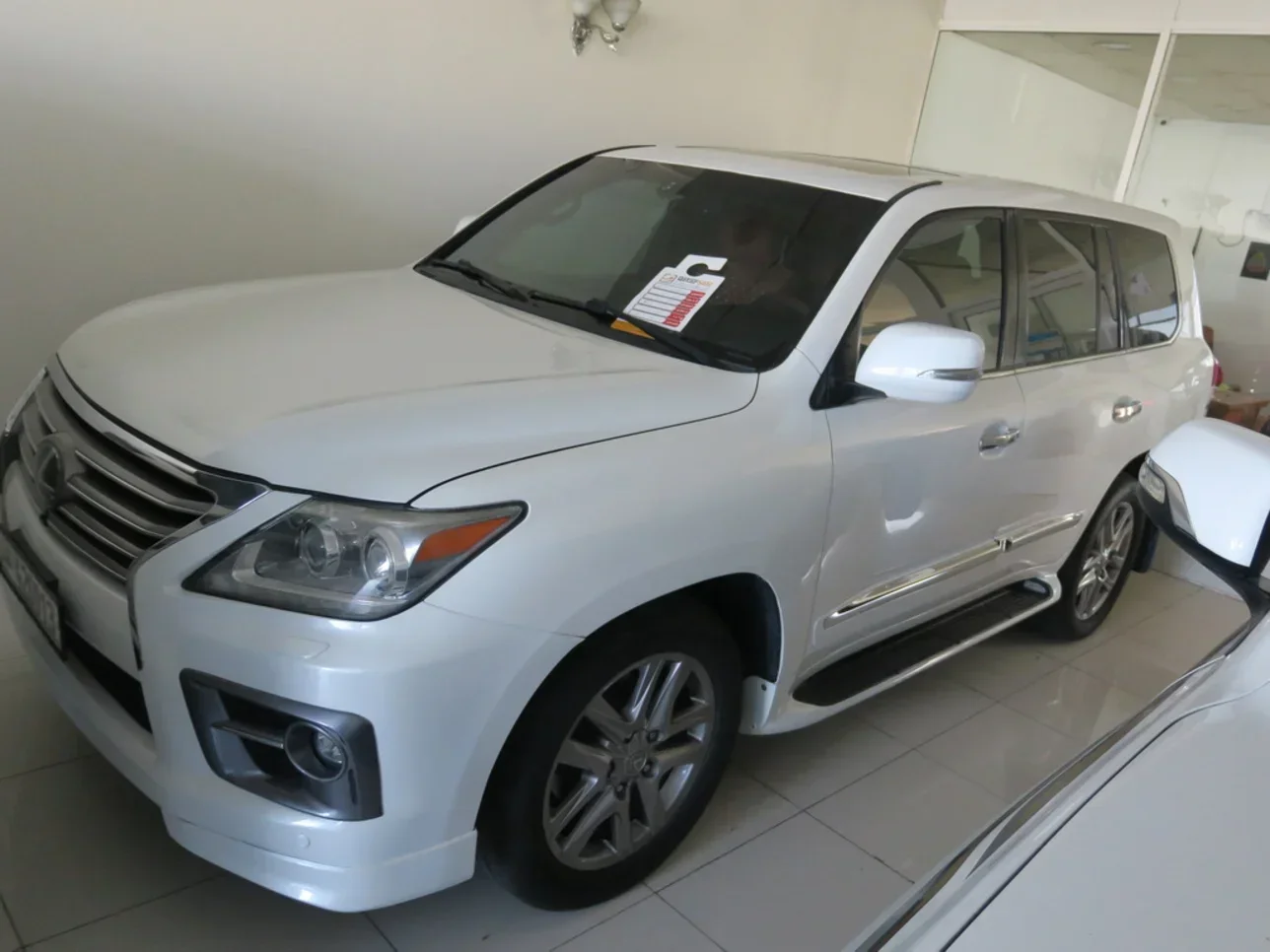 Lexus  LX  570  2015  Automatic  359,000 Km  8 Cylinder  Four Wheel Drive (4WD)  SUV  White