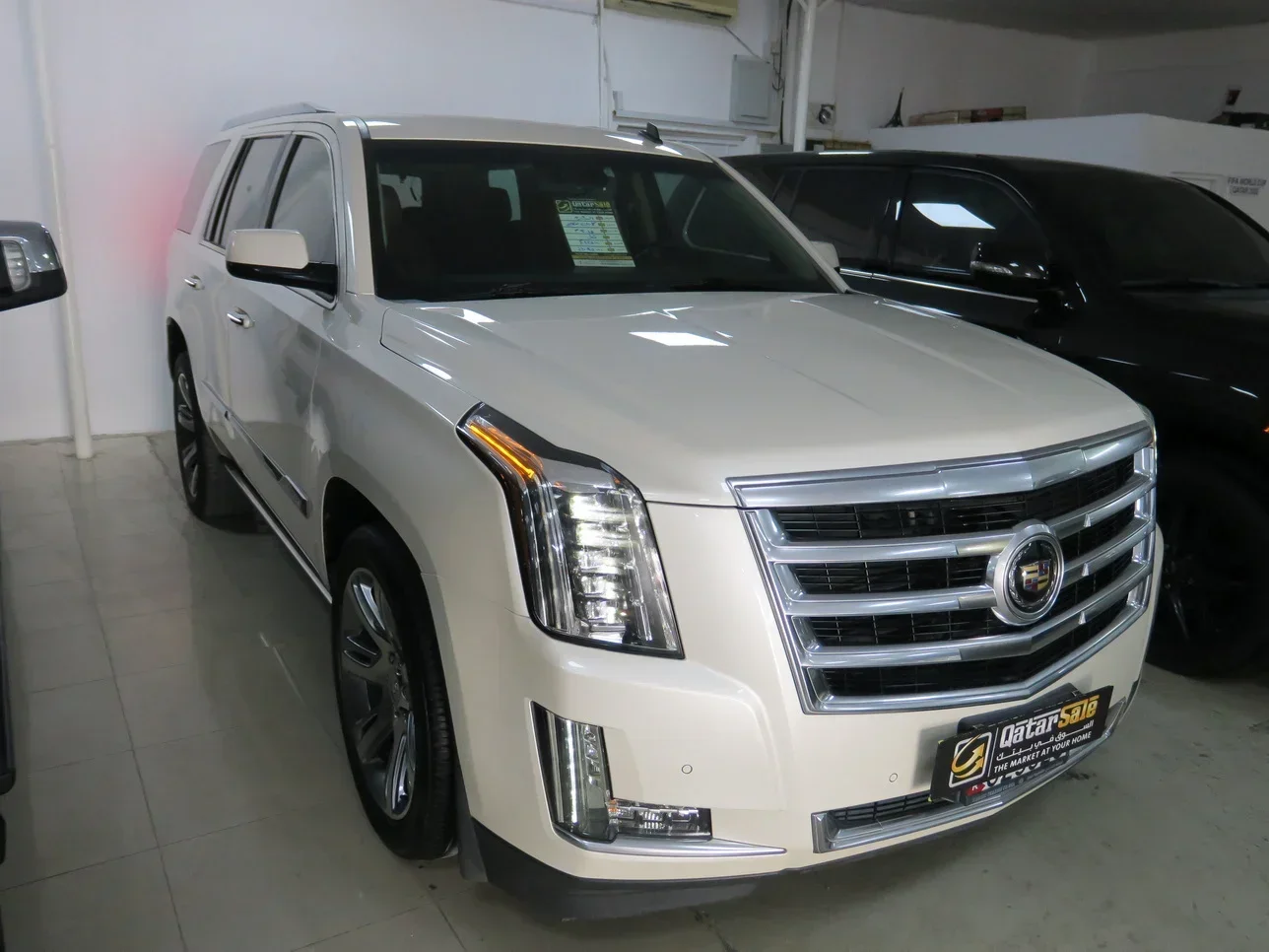 Cadillac  Escalade  2015  Automatic  125,000 Km  8 Cylinder  Four Wheel Drive (4WD)  SUV  White