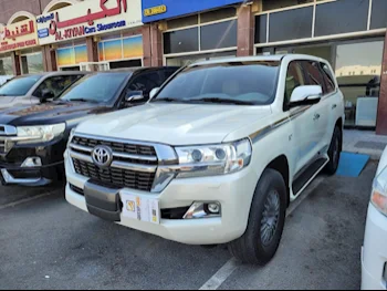 Toyota  Land Cruiser  VXR  2016  Automatic  300,000 Km  8 Cylinder  Four Wheel Drive (4WD)  SUV  White