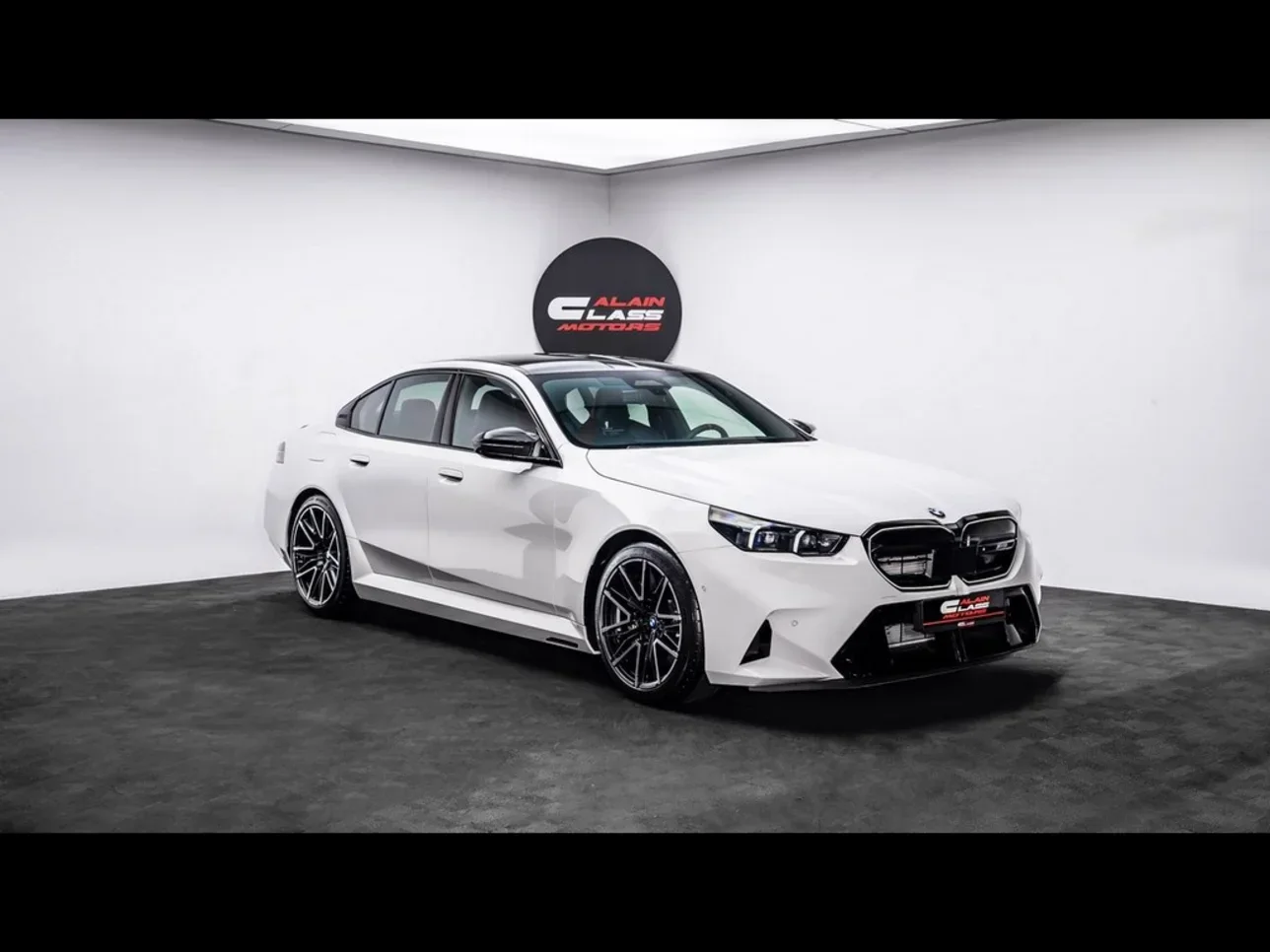 BMW  M-Series  5  2025  Automatic  85 Km  8 Cylinder  Rear Wheel Drive (RWD)  Sedan  White