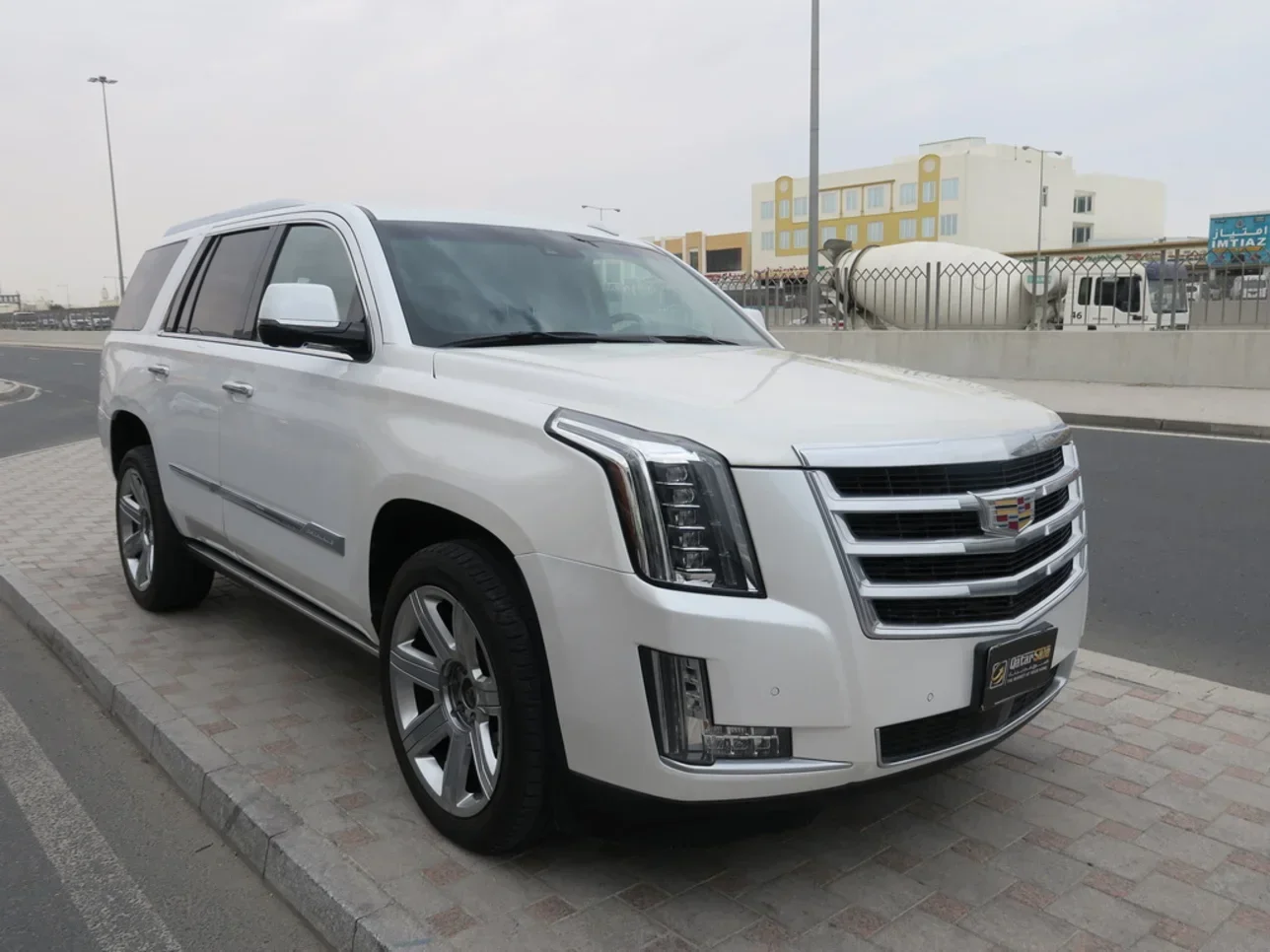 Cadillac  Escalade  2016  Automatic  217,000 Km  8 Cylinder  Four Wheel Drive (4WD)  SUV  White