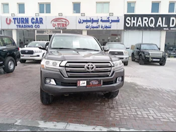 Toyota  Land Cruiser  VXR  2016  Automatic  190,000 Km  8 Cylinder  Four Wheel Drive (4WD)  SUV  Gray