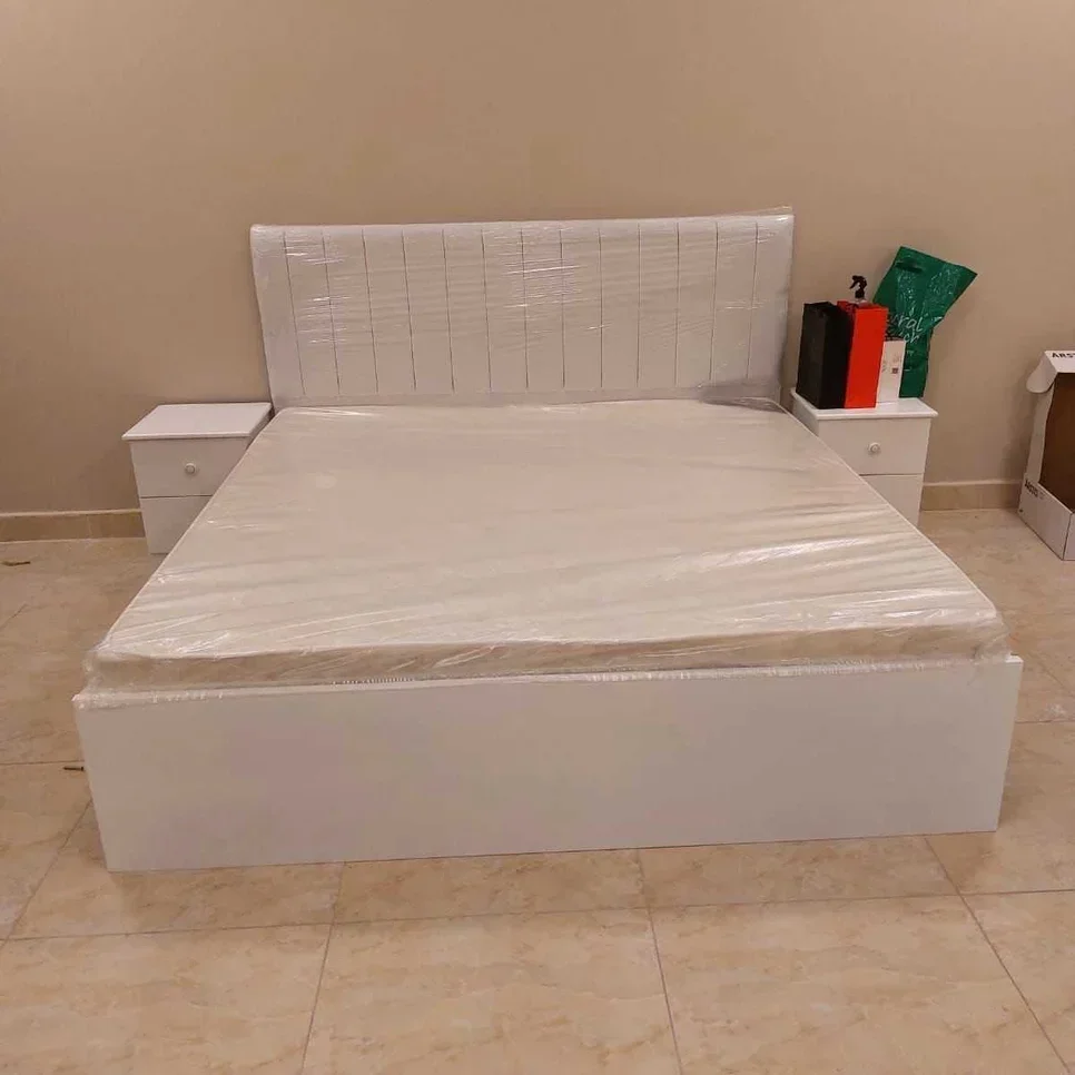 Beds - Natuzzi Qatar  - King  - White  - Mattress Included  - With Bedside Table