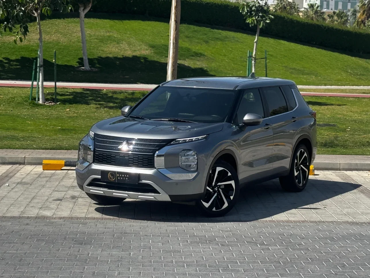 Mitsubishi  Outlander  2024  Automatic  32,000 Km  4 Cylinder  Four Wheel Drive (4WD)  SUV  Gray  With Warranty