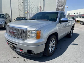 GMC  Sierra  SLE  2011  Automatic  229,000 Km  8 Cylinder  Four Wheel Drive (4WD)  Pick Up  Silver