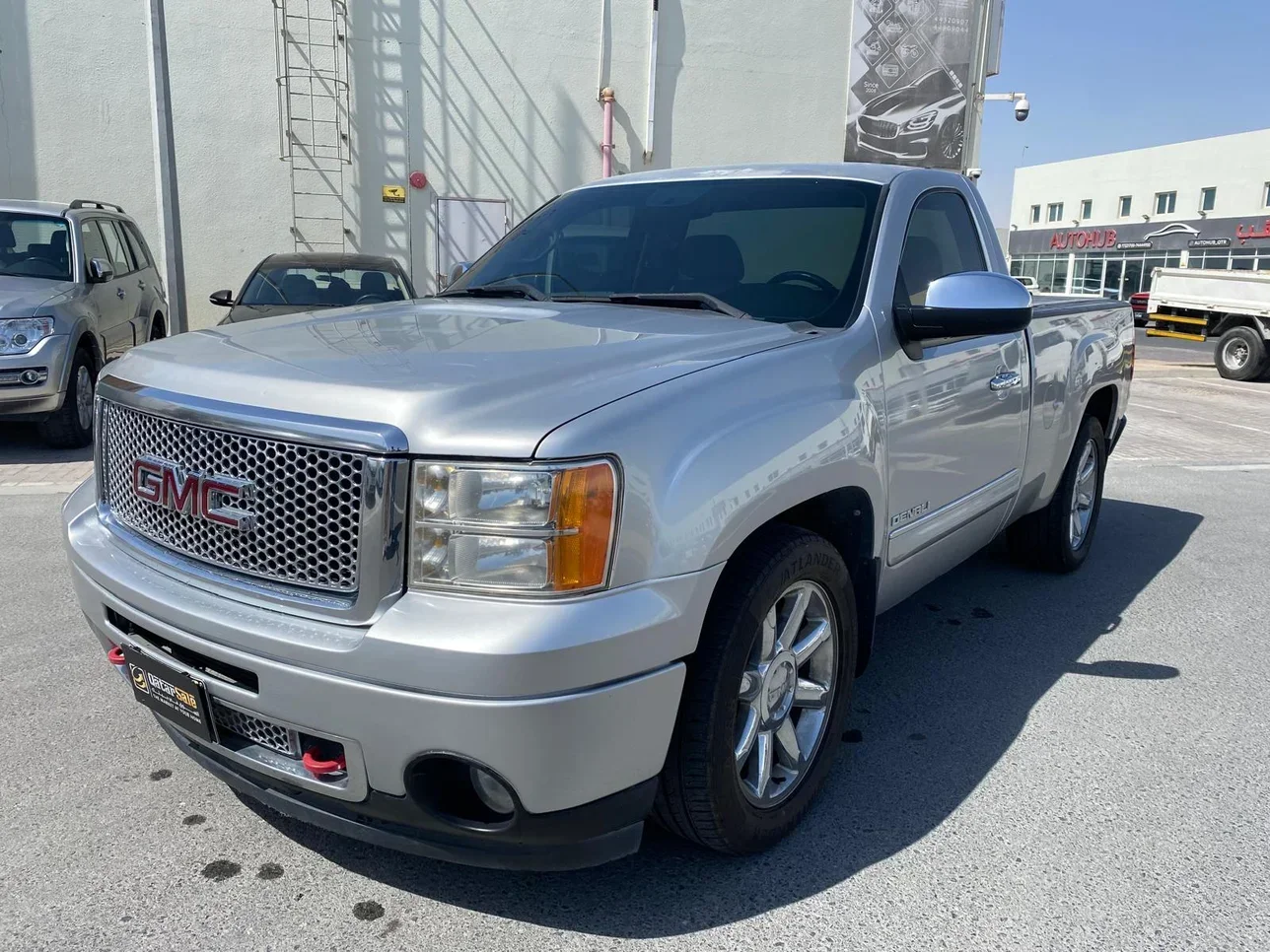 GMC  Sierra  SLE  2011  Automatic  229,000 Km  8 Cylinder  Four Wheel Drive (4WD)  Pick Up  Silver