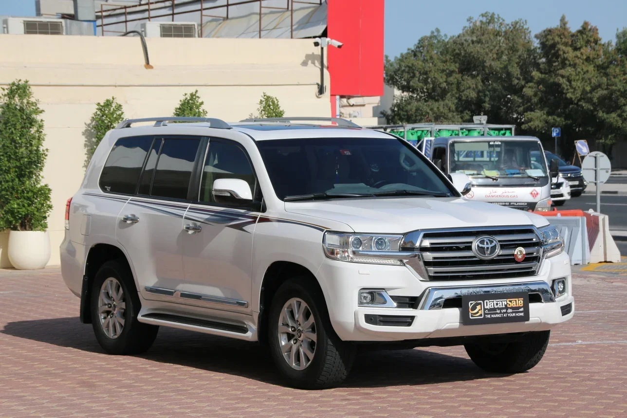 Toyota  Land Cruiser  GXR  2018  Automatic  165,000 Km  8 Cylinder  Four Wheel Drive (4WD)  SUV  White