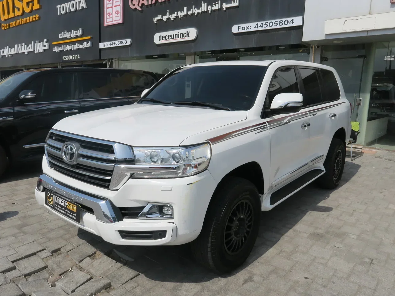 Toyota  Land Cruiser  GXR  2018  Automatic  220,000 Km  8 Cylinder  Four Wheel Drive (4WD)  SUV  White