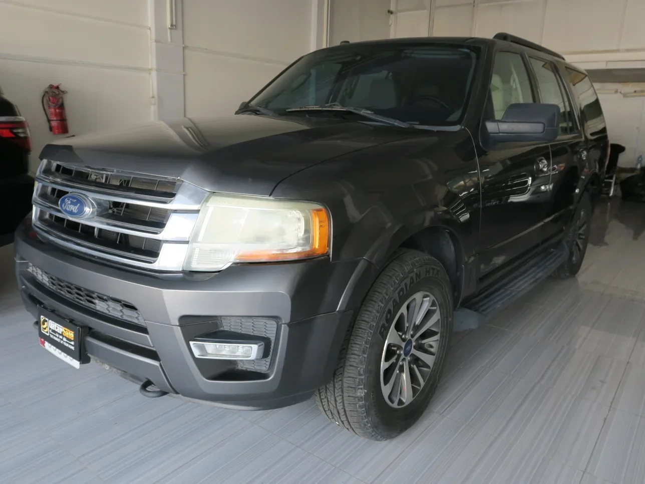 Ford  Expedition  XLT  2016  Automatic  97,000 Km  6 Cylinder  Four Wheel Drive (4WD)  SUV  Beige