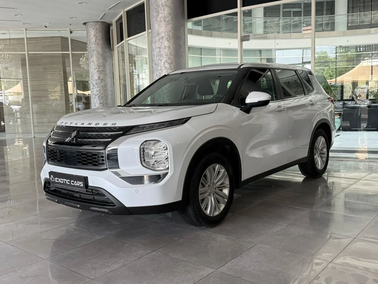 Mitsubishi  Outlander  2024  Automatic  24,000 Km  6 Cylinder  Four Wheel Drive (4WD)  SUV  White  With Warranty