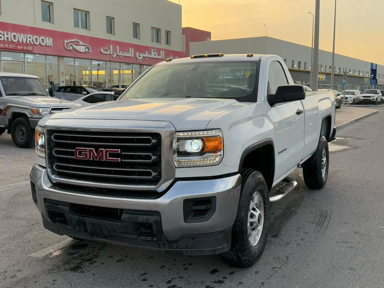 GMC  Sierra  2500 HD  2018  Automatic  132,000 Km  8 Cylinder  Four Wheel Drive (4WD)  Pick Up  White