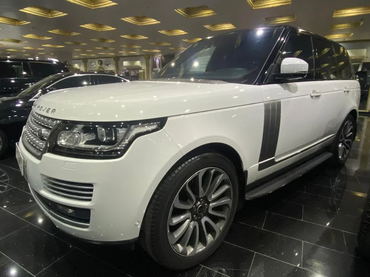  Land Rover  Range Rover  Vogue  Autobiography  2015  Automatic  175,000 Km  8 Cylinder  Four Wheel Drive (4WD)  SUV  White  With Warranty