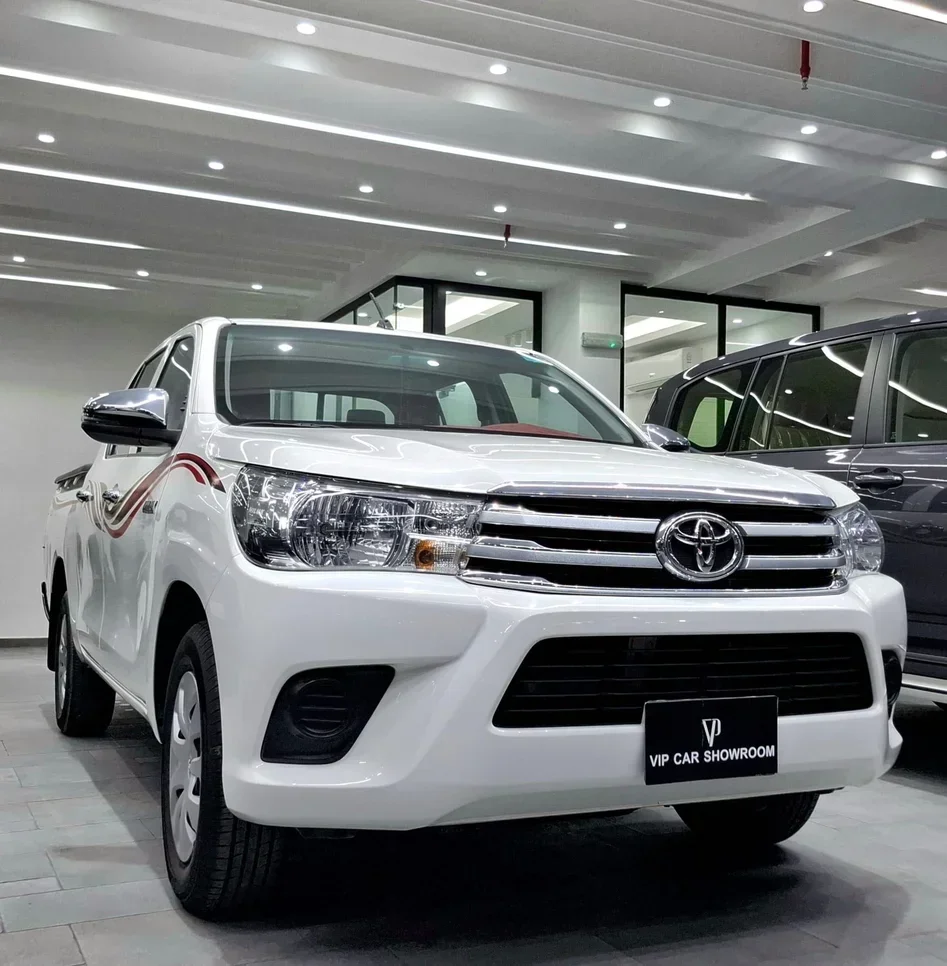 Toyota  Hilux  2021  Manual  301,000 Km  4 Cylinder  Four Wheel Drive (4WD)  Pick Up  White