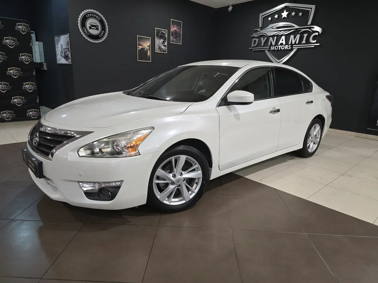 Nissan  Altima  2.5 SV  2014  Automatic  27,000 Km  4 Cylinder  Rear Wheel Drive (RWD)  Sedan  White