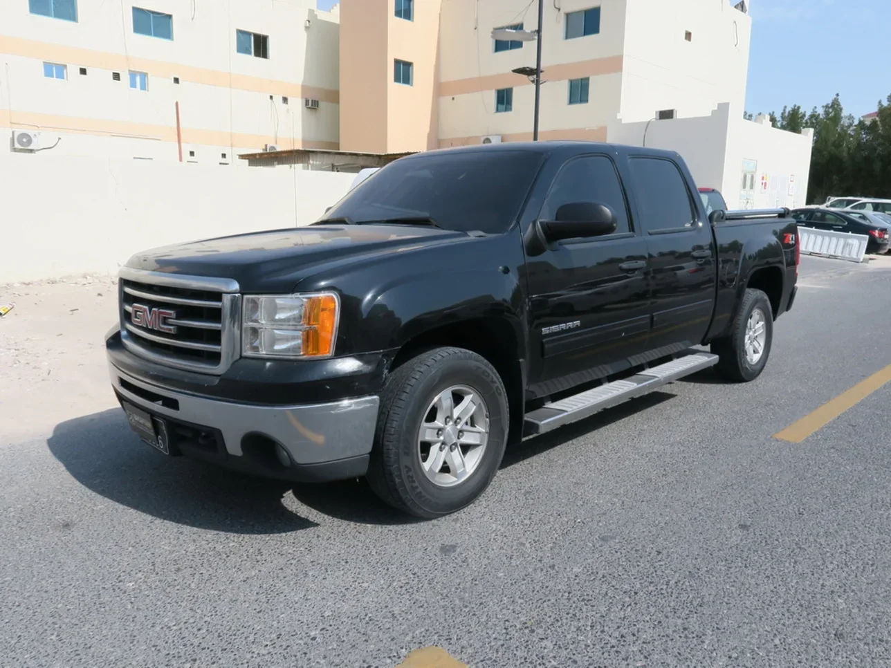 GMC  Sierra  2013  Automatic  168,000 Km  8 Cylinder  Four Wheel Drive (4WD)  Pick Up  Black