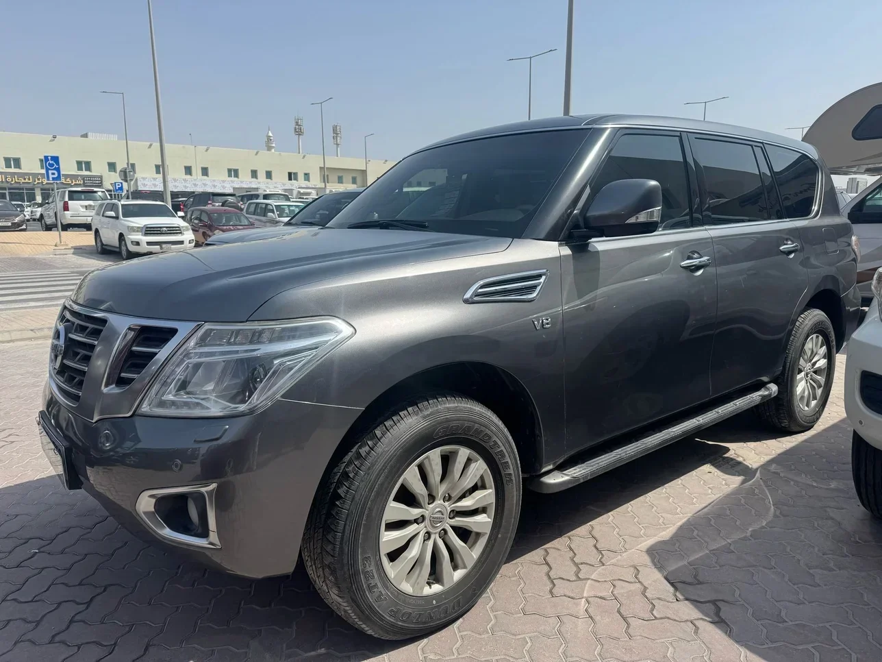 Nissan  Patrol  SE  2015  Automatic  325,000 Km  8 Cylinder  Four Wheel Drive (4WD)  SUV  Gray