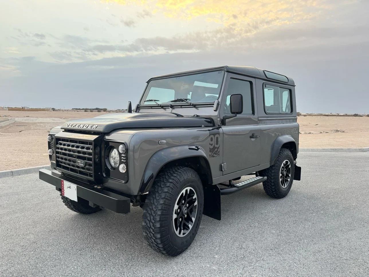 Land Rover  Defender  90  2016  Manual  33,000 Km  4 Cylinder  Four Wheel Drive (4WD)  SUV  Gray