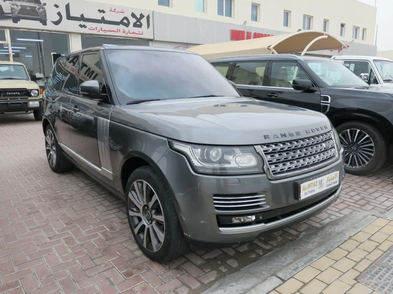 Land Rover  Range Rover  Vogue SE  2015  Automatic  91,000 Km  8 Cylinder  Four Wheel Drive (4WD)  SUV  Gray