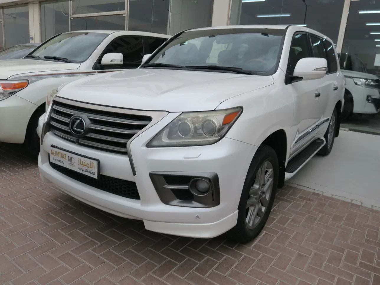 Lexus  LX  570  2013  Automatic  333,000 Km  8 Cylinder  Four Wheel Drive (4WD)  SUV  White