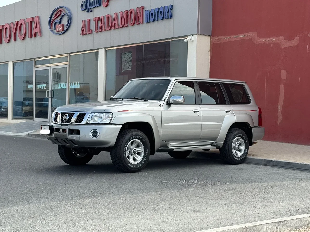 Nissan  Patrol  Safari  2023  Automatic  11,000 Km  6 Cylinder  Four Wheel Drive (4WD)  SUV  Silver  With Warranty