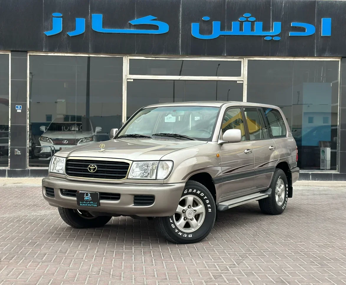 Toyota  Land Cruiser  GXR  2001  Automatic  555,000 Km  6 Cylinder  Four Wheel Drive (4WD)  SUV  Gold